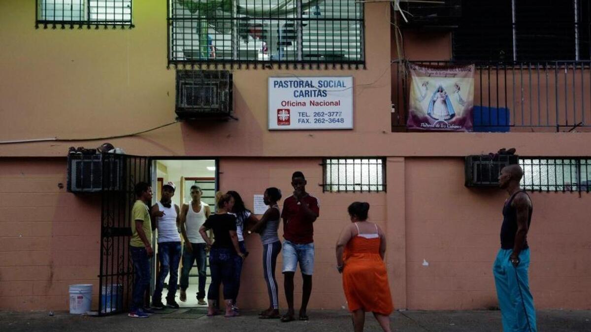 Foto de archivo. Un grupo de inmigrantes cubanos en su viaje hacia Estados Unidos en un refugio en Ciudad de Panamá.