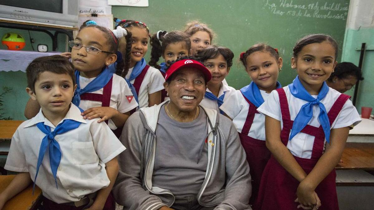 El artista estadounidense Smokey Robinson posa la semana pasada para una fotografía con alumnos de la escuela Miguel Fernández Roig de La Habana.