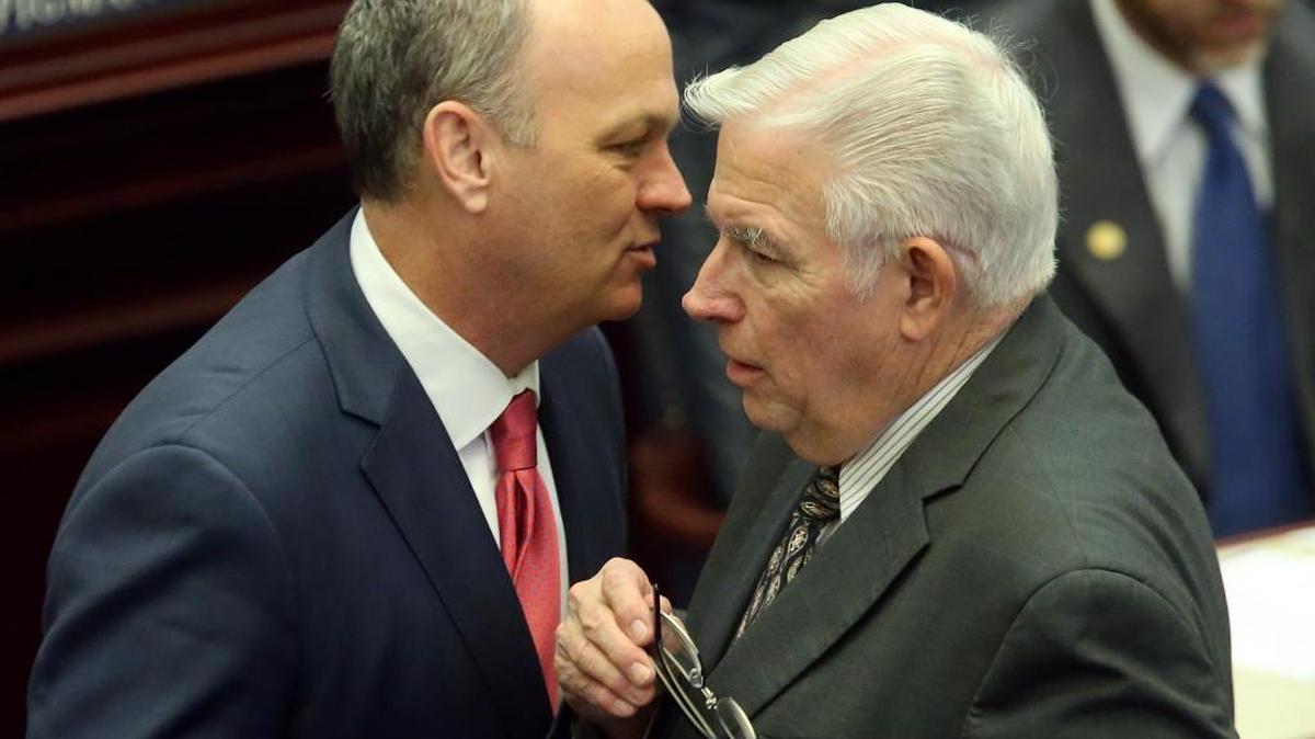 El representante Richard Corcoran, republicano por Land O’Lakes (izq.) conversa con el representante Charles Van Zant, republicano por Keystone Heights, en una sesión de la Legislatura, el 14 de enero, en Tallahassee, Fla.