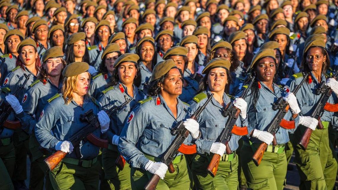 Mujeres desfilan en la Plaza de la Revolución en honor a Fidel Castro, en La Habana el 2 de enero del 2017.