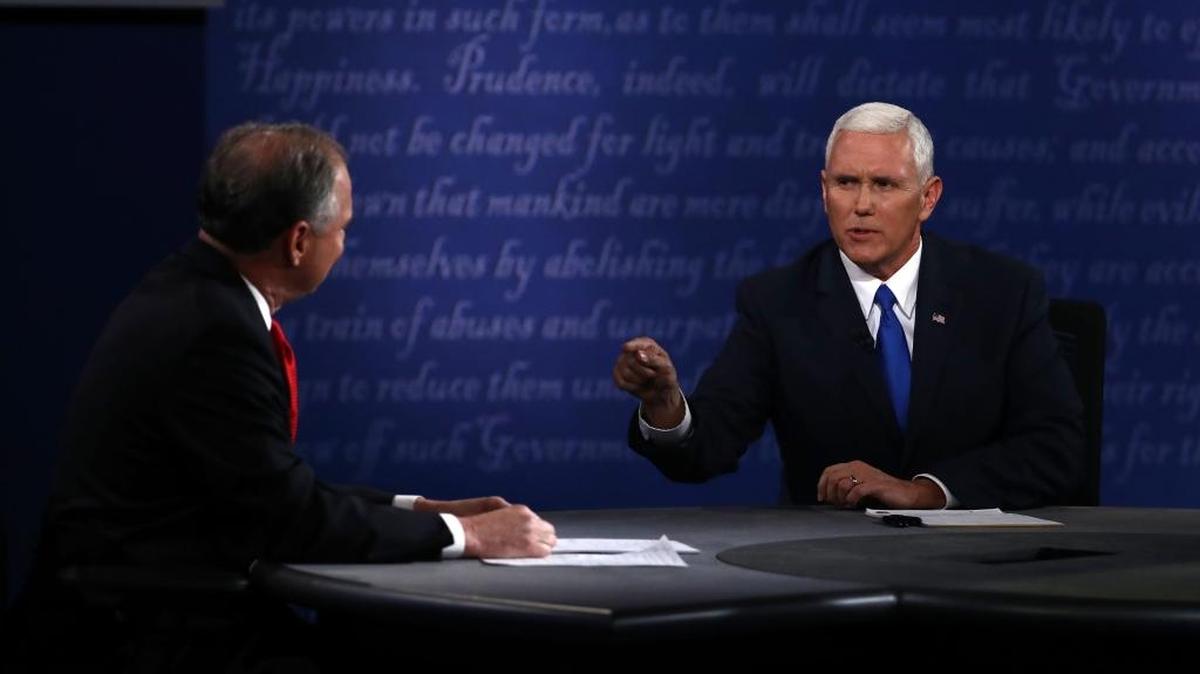 El candidato republicano a la vicepresidencia, Mike Pence (der.), habla con su homólogo demócrata, Tim Kaine, el martes pasado durante el debate presidencial en Longwood University en Farmville, Virginia.