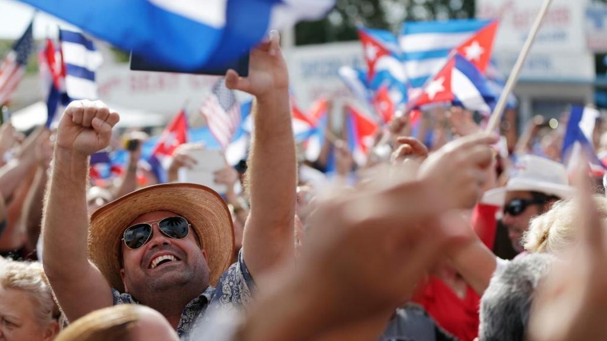 La comunidad cubana reacciona ante la muerte de Fidel Castro agitando banderas, el 26 de noviembre en La Pequeña Habana.