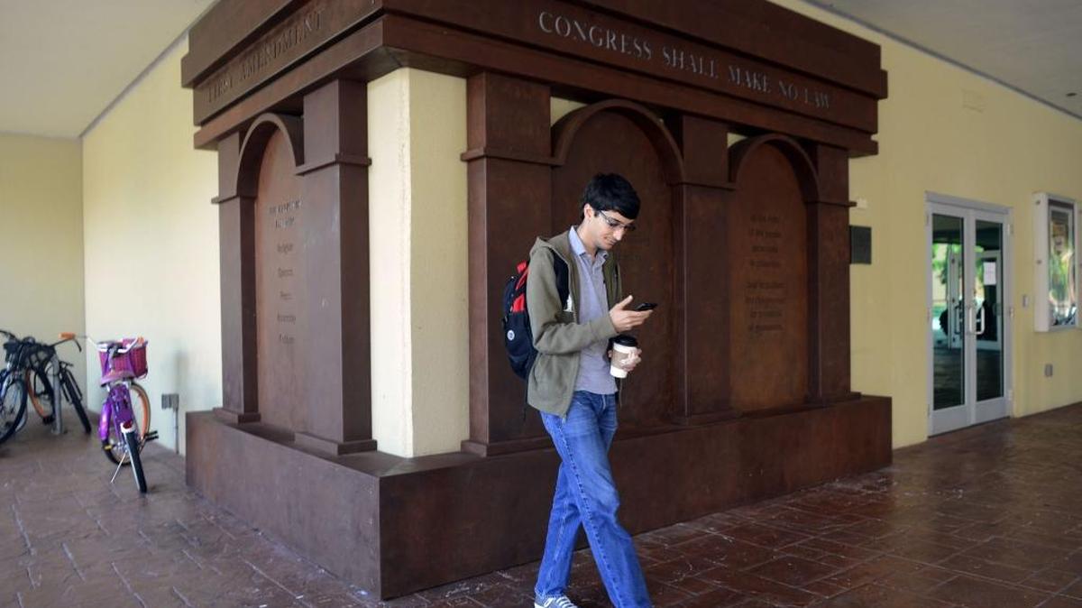 Una escultura dedicada a la Primera Enmienda de la Constitución de Estados Unidos, que garantiza el derecho a la libre expresión, en Florida Atlantic University, en Boca Raton.