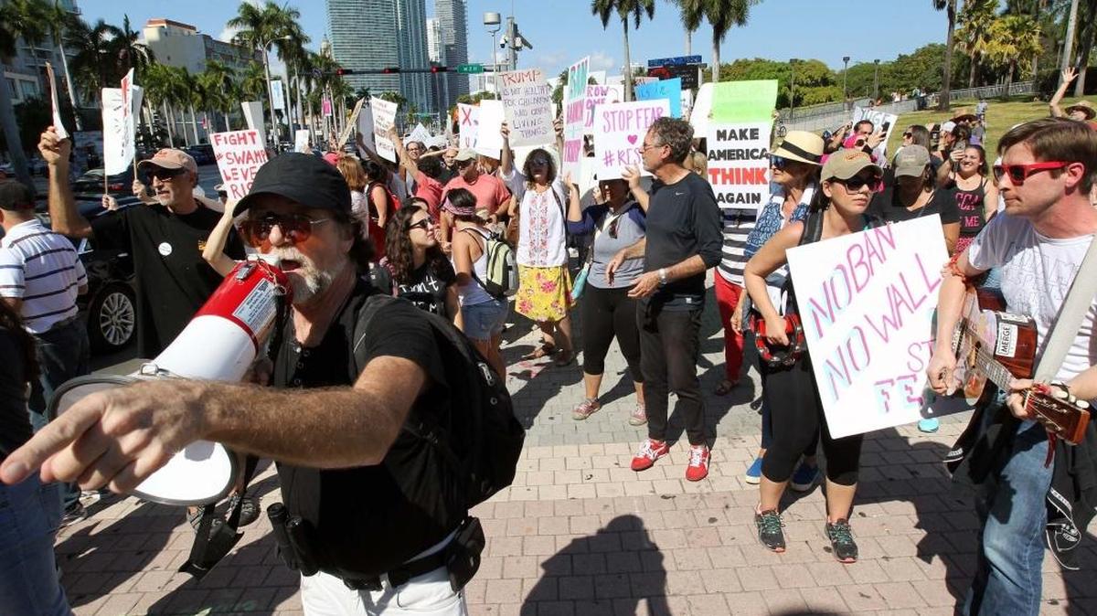 Manifestantes protestan contra las medidas de Trump en Bayfront Park el 4 de febrero.