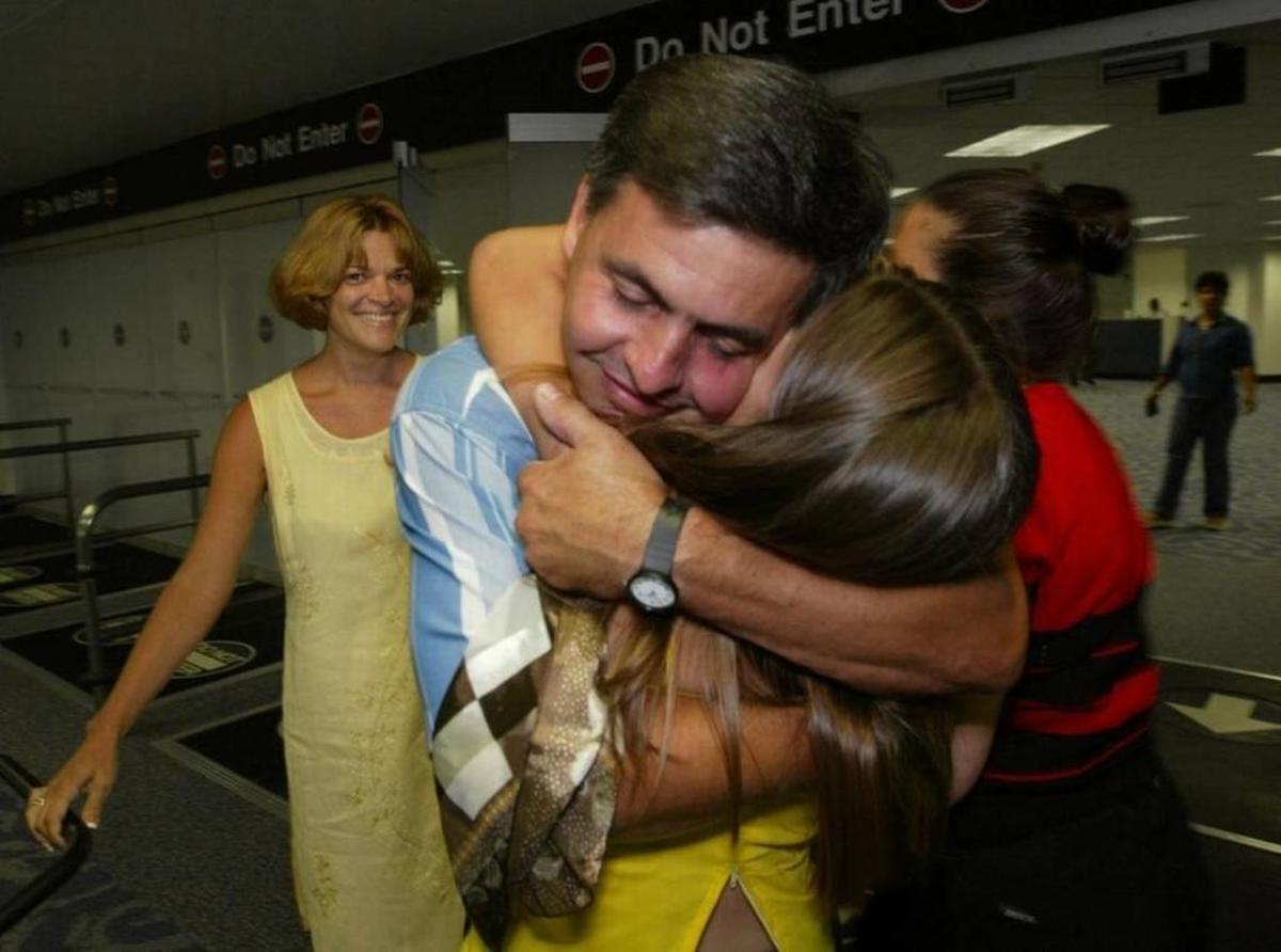 Raúl Roger se reúne en el 2002 con su hija, Liset Roger (derecha) y su esposa, Nancy Pérez (izquierda), al llegar al Aeropuerto Internacional de Miami. Roger no las veía desde que salió de la isla en 1994.