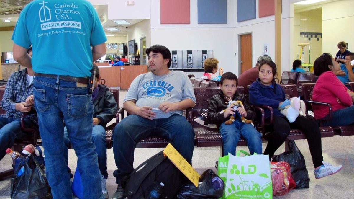 José González y sus dos hijos esperan por un autobús en la estación de McAllen, Texas, días después de pasar el Río Grande, en marzo. González dijo que muchas personas en El Salvador temen hacer la travesía hacia el Norte porque temen que los funcionarios norteamericanos van a separar a los padres de los hijos.