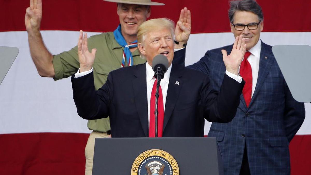 El presidente DonaldTrump junto a ex boys scouts como el secretario de Interior Ryan Zinke (izq.) y el de Energía, Rick Perry, en el National Boy Scout Jamboree en Glen Jean,West Virginia, el 24 de julio. (AP Photo/Steve Helber)