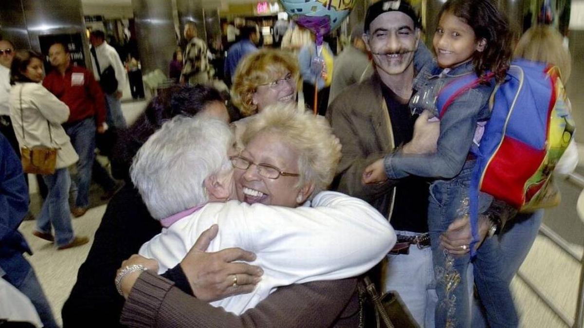 Celia Llamo abraza a su hermana Amparo Llamo al llegar al Aeropuerto Internacional de Miami, desde Cuba, en el 2006.