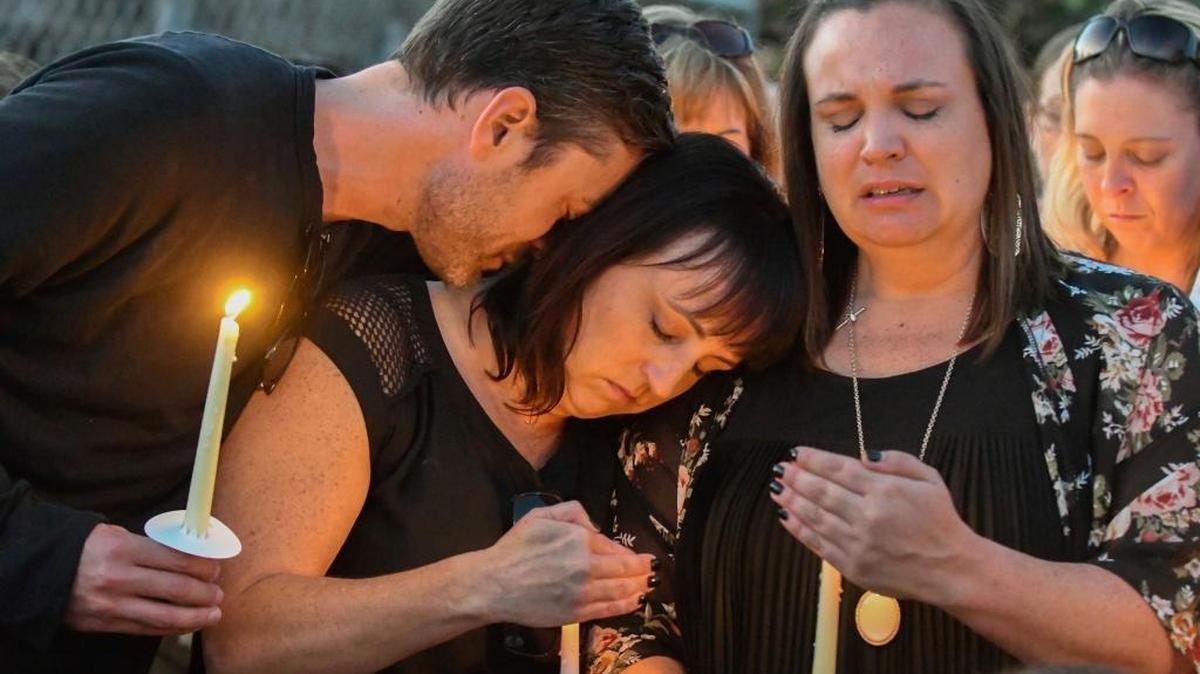 Ryan DiDonato, Heather Gyurina y Tracy Gyurina participan en una vigilia en por su amiga, Teresa Nicol Kimura y otras víctimas de la masacre en Las Vegas, en la escuela Sierra Vista Elementary en Placentia, California, el 8 de octubre.