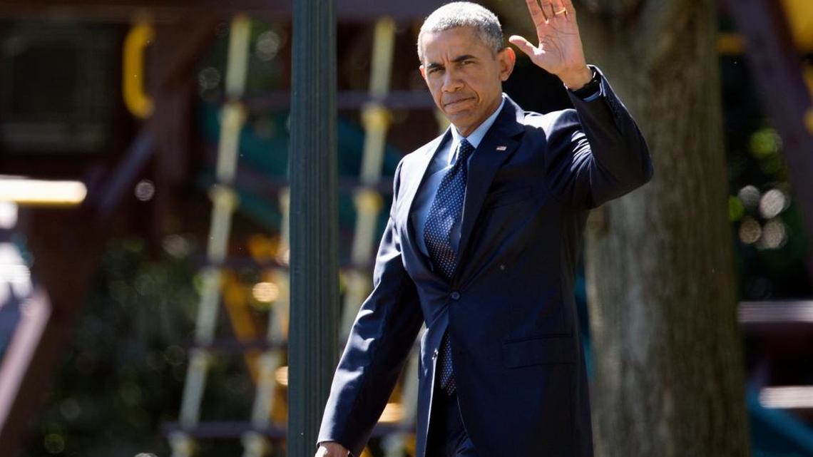 El presidente Barack Obama saluda al salir de la Casa Blanca, en septiembre del 2015. El Presidente planea un viaje a Cuba para marzo.