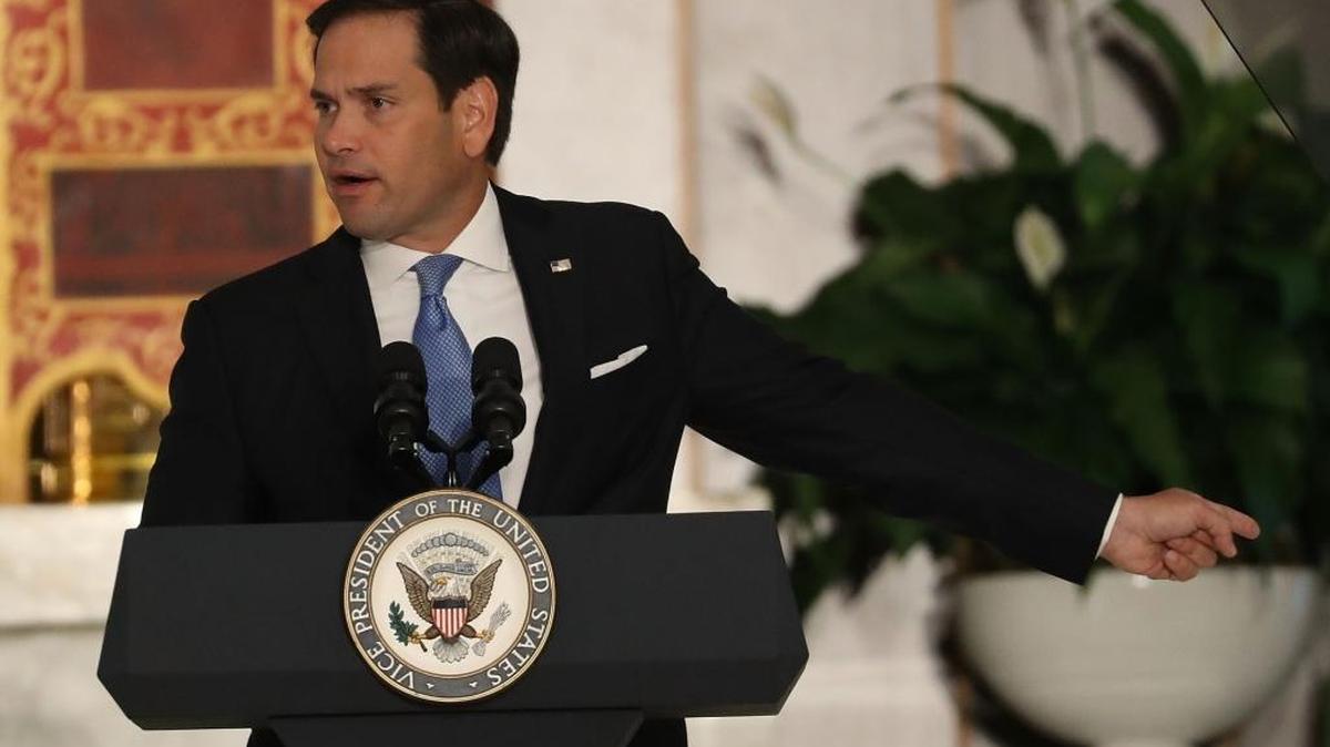 El senador Marco Rubio habla antes de la llegada del vicepresidente Mike Pence, sobre la crisis en Venezuela en la iglesia Nuestra Señora de Guadalupe, en Doral, el 23 de agosto.