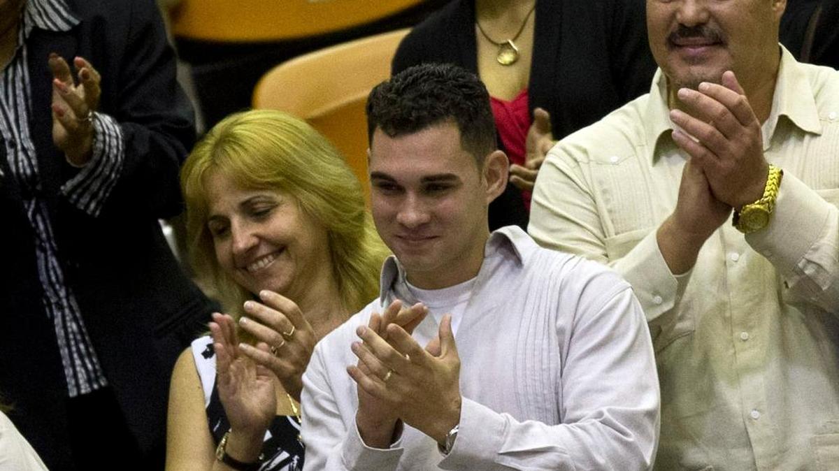 Elián González en el cierre de la sesión de la Asamblea Nacional en La Habana, en el 2014. Atrás, Ramón Labañino, uno de los ‘cinco espías’ de la Red Avispa.