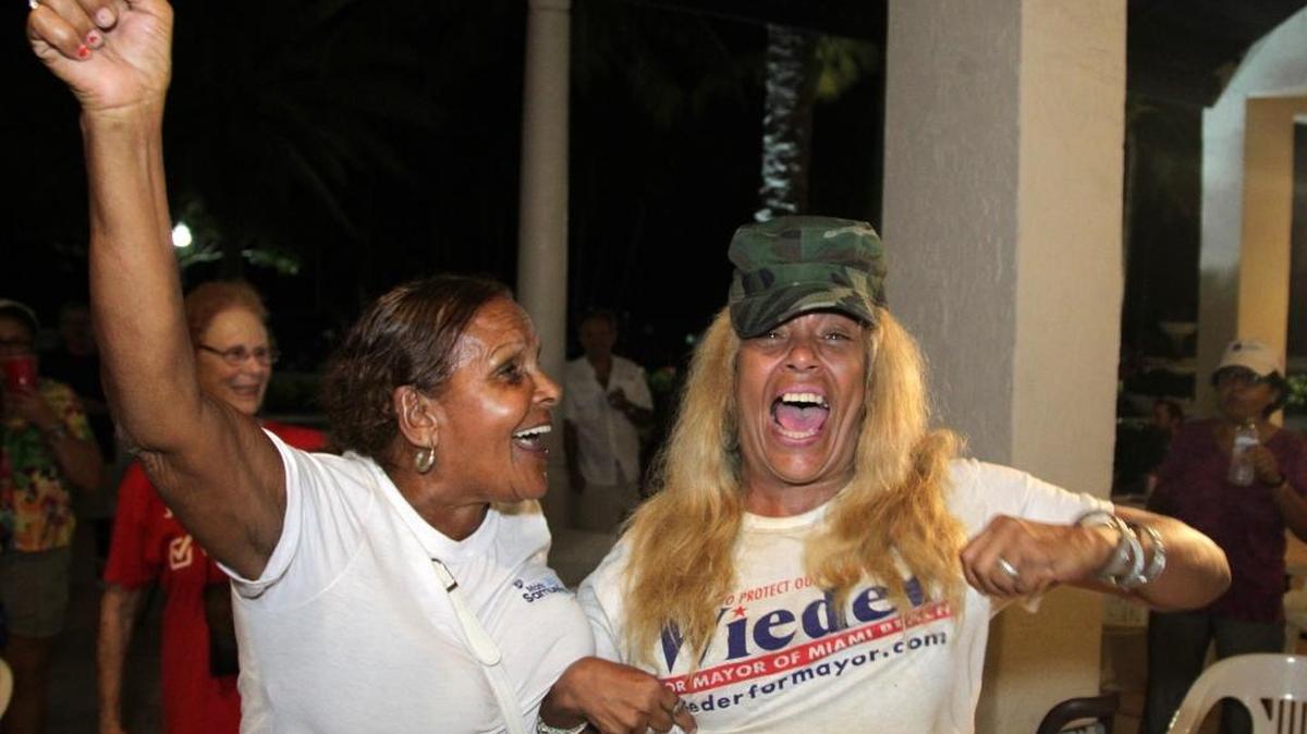 Las residentes de North Beach Miriam Pimentel (izq.) y Wanda Jaiman celebran que la intención de cambiar la zonificación por parte de los urbanizadores no triunfó en la boleta, el 3 de noviembre.