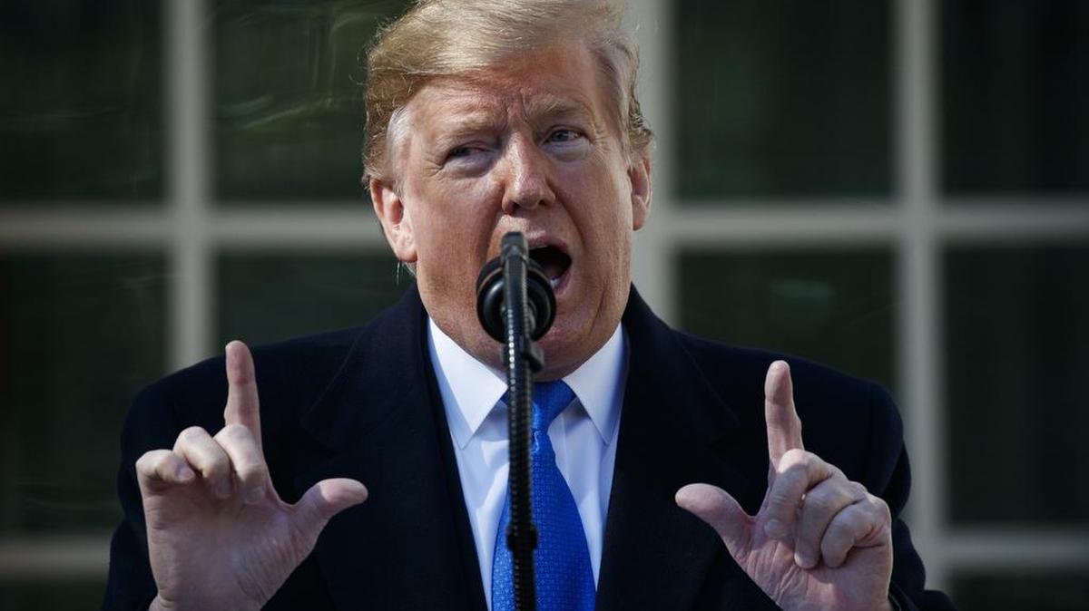 El presidente Donald Trump emite una declaración de emergencia nacional con la intención de financiar un muro en la frontera con México, el 15 de febrero desde la Casa Blanca.