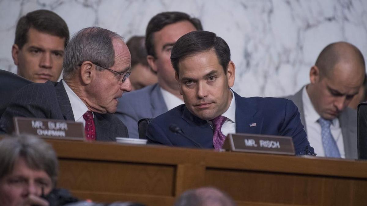 El senador Marco Rubio (der.) y el también senador republicano, por Idaho, James Risch como parte del Comité de Inteligencia del Senado, escuchan el testimonio del ex director del FBI James Comey, el 8 de junio en Washington, D.C.