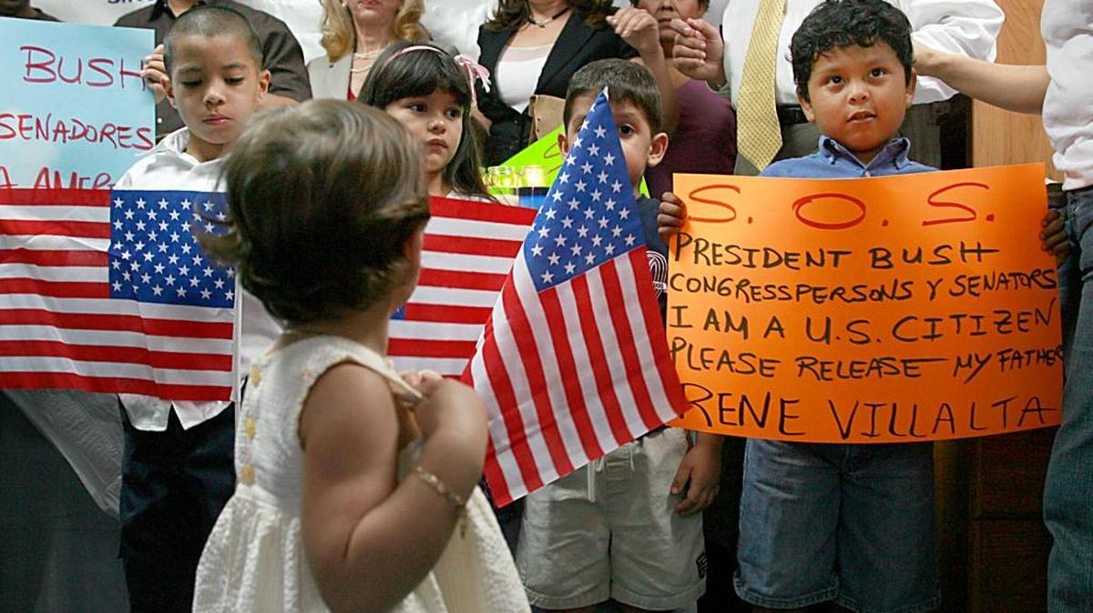 Un grupo de niños y familiares de inmigrantes detenidos y en algunos casos deportados por el INS durante las redadas de ICE se reunieron para pedir al gobierno que detenga esta política, en Miami.
