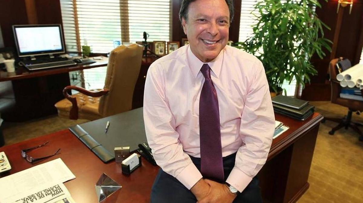 El empresario de compañías de salud, Mike Fernández, republicano de Coral Gables, dio su apoyo a la candidata Hillary Clinton para la presidencia.