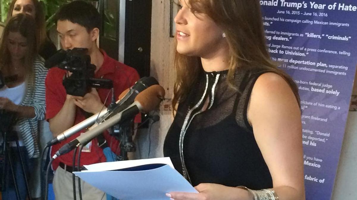 La ex Miss Universo Alicia Machado habla durante una conferencia en Arlington, Virginia, el 16 de junio.