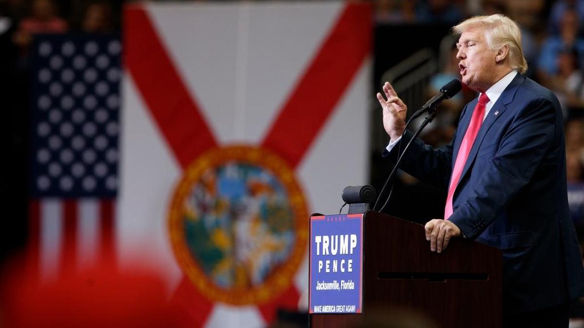 El candidato presidencial republicano Donald Trump habla durante un mitin de campaña en Jacksonville Veterans Memorial Arena, en Florida, el miércoles 3 de agosto.