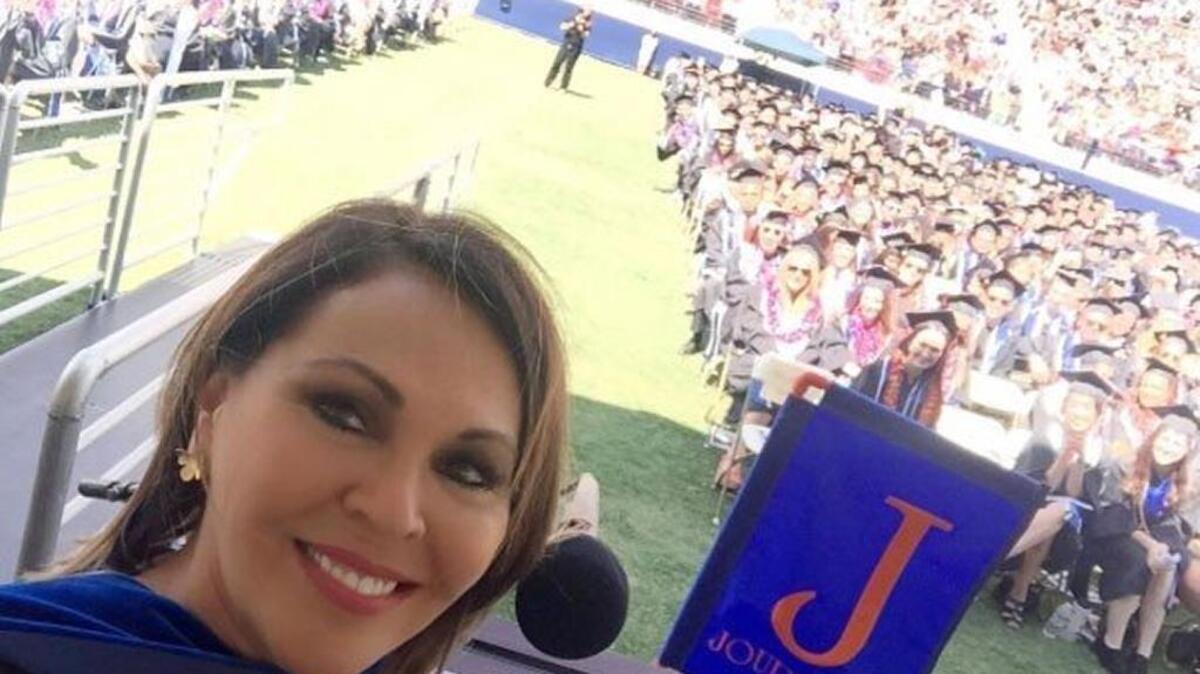 La periodista María Elena Salinas compartió esta imagen en su cuenta personal de Instagram, mientras daba el discurso de fin de curso en la Universidad Estatal de California en Fullerton.