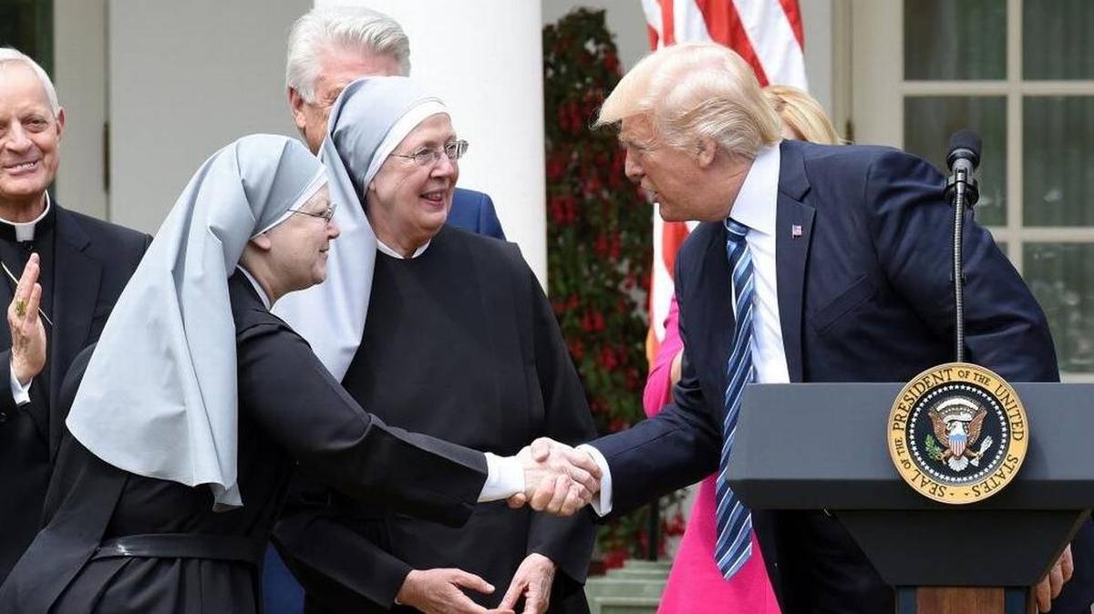 El presidente Donald Trump saluda a varias religiosas antes de firmar una orden ejecutiva para promover la libertad de expresión y la libertad religiosa en el Día Nacional de la Oración, el 4 de mayo del 2017.