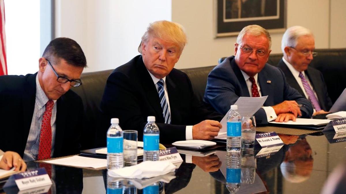 El entonces candidato presidencial Donald Trump participa en una discusión sobre seguridad nacional en sus oficinas de la Trump Tower en Nueva York en agosto del 2016. De izq. a der.: el general retirado Mike Flynn, Trump, el teniente coronel Keith Kellogg y el senador Jeff Sessions.