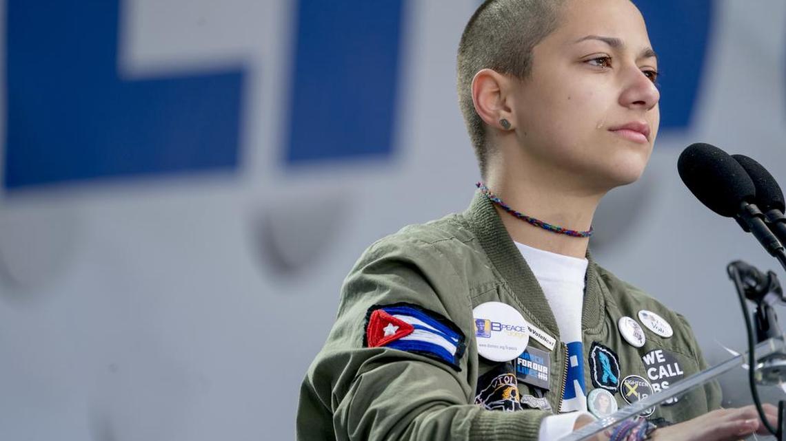 Emma González, sobreviviente del tiroteo en la secundaria Marjory Stoneman Douglas en Parkland, cierra los ojos y llora mientras guarda seis minutos de silencio, el tiempo que demoró el agresor en perpetrar la masacre, durante la Marcha por Nuestras Vidas en apoyo al control sobre las armas de fuego, en Washington el 24 de marzo del 2018.
