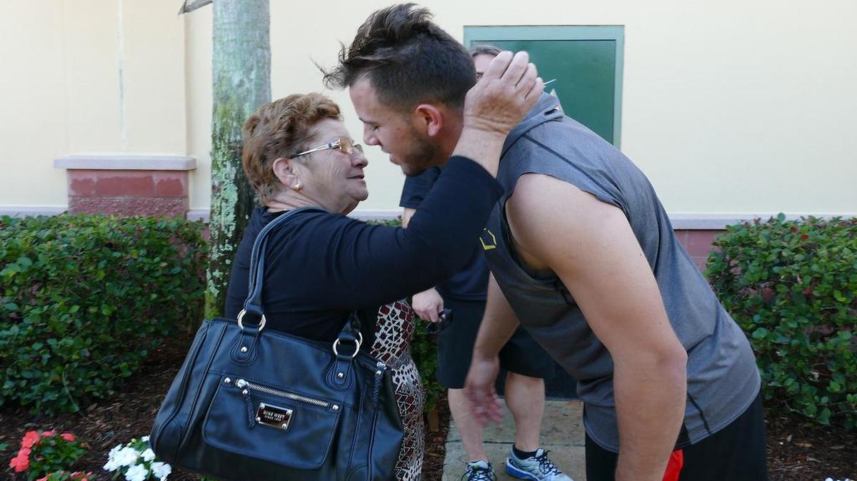 José Fernández saluda a su abuela Olga durante uno de los entrenamientos de primavera de los Marlins el 24 de febrero del 2015.