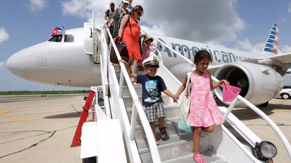 Un vuelo de American Airlines llega a Cuba