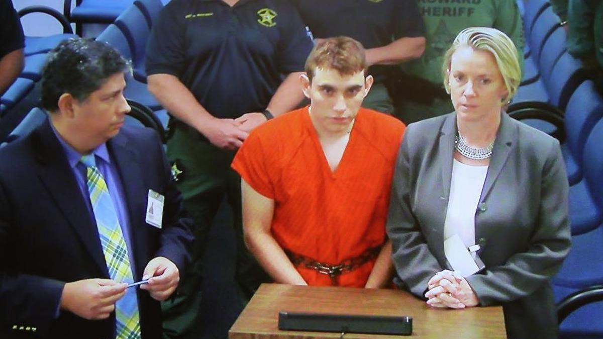 Nikolas Cruz, autor de la masacre que dejó 17 muertos, se presenta por videconferencia ante la jueza Kim Theresa Mollica en Broward. Cruz enfrenta 17 cargos de asesinato premeditado en el tiroteo del miércoles pasado en la secundaria Marjory Stoneman Douglas.