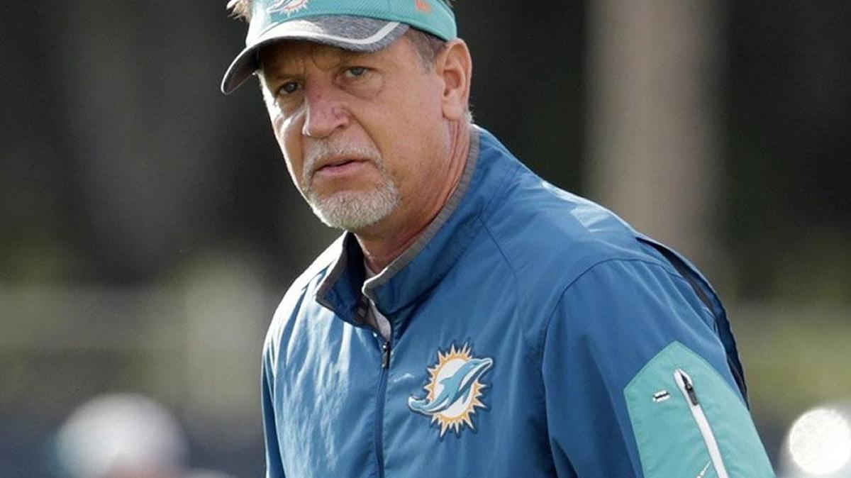 El entrenador de la línea ofensiva de los Miami Dolphins offensive Chris Foerster en un entrenamiento de la NFL en Davie, Florida, en agosto del 2016.