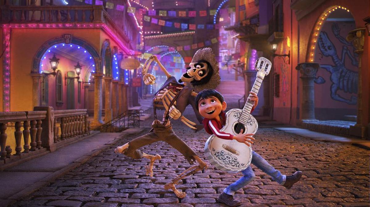 El personaje Héctor (izquierda), con la voz del mexicano Gael García Bernal, y Miguel, con la voz de Anthony González, en una escena de la película animada ‘Coco’, nominada al premio Golden Globe en la categoría de Mejor Película Animada.