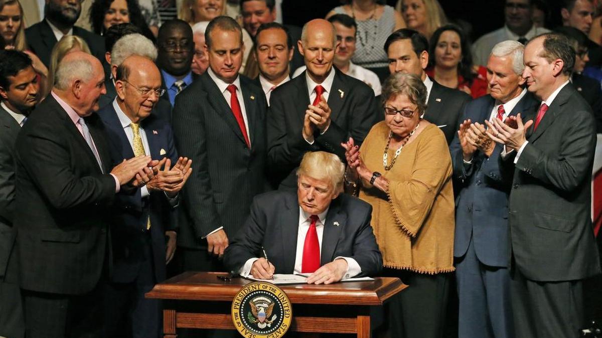 El presidente Donald Trump firma su política hacia Cuba en el Teatro Manuel Artime en Miami el 16 de junio del 2017.