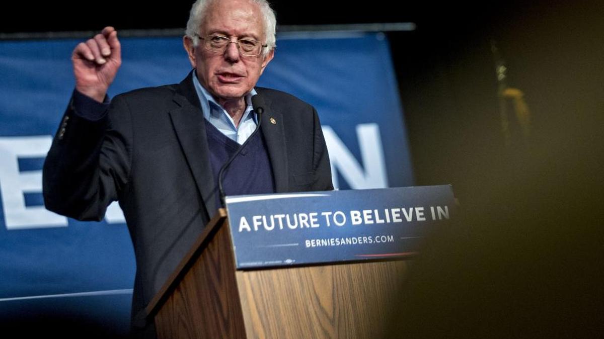 El senator Bernie Sanders, independiente por Vermont y precandidato demócrata, en un evento de campaña en el Palace Theatre en Manchester, New Hampshire, el lunes 8 de febrero.