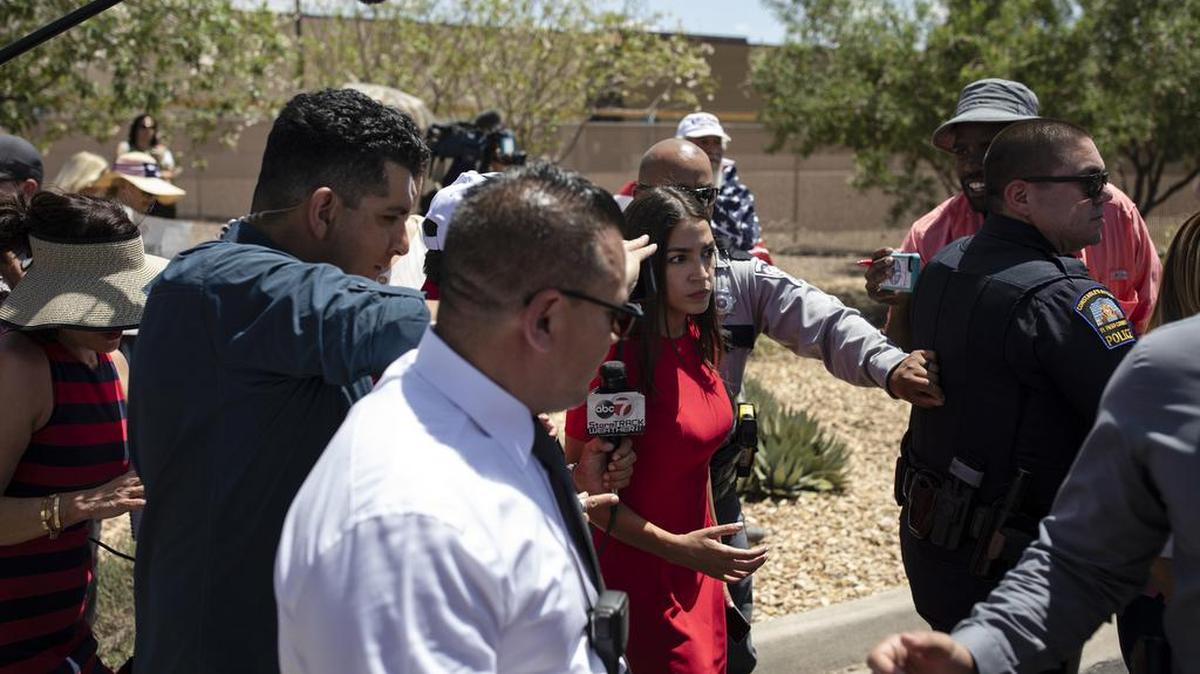 La congresista Alexandria Ocasio-Cortez (D-NY) es escoltada por la policía tras visitar el controversial centro para inmigrantes administrado por la Patrulla Fronteriza en Clint, Texas, el 1 de julio de 2019.