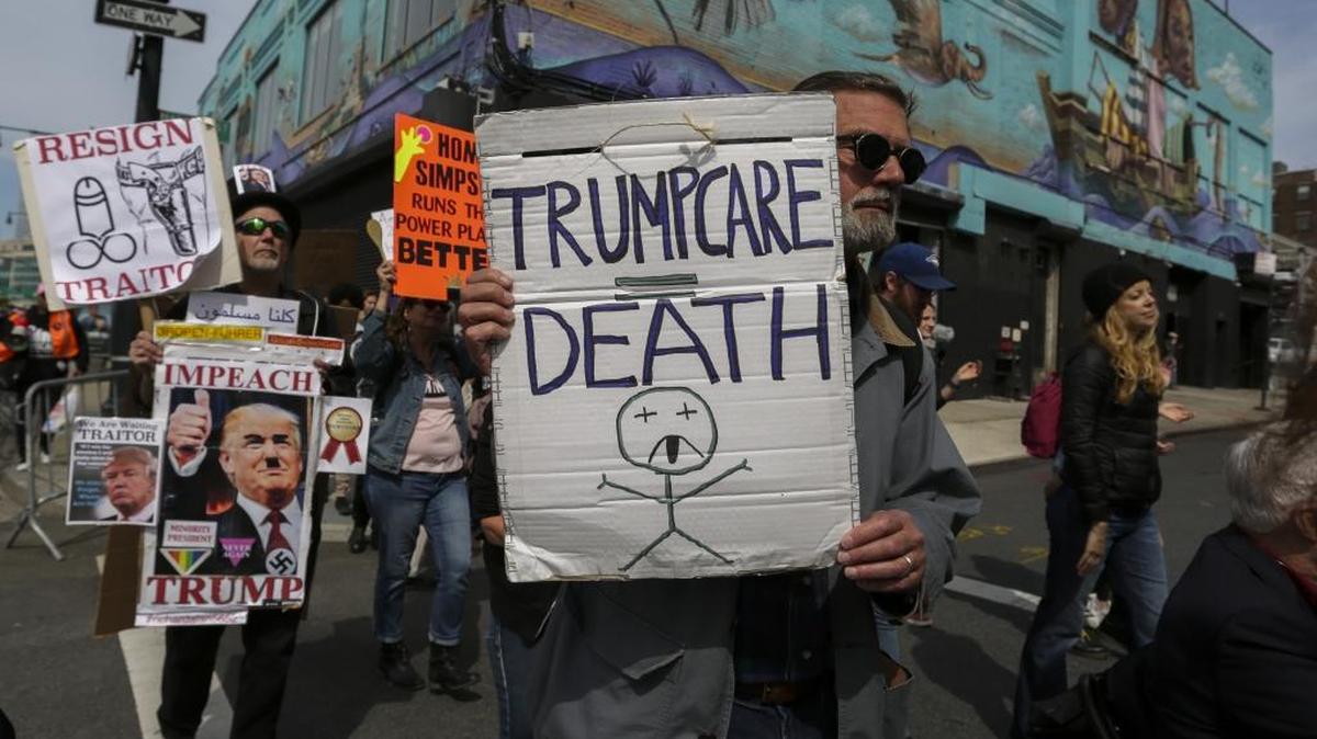 Un manifestante sostiene un letrero en contra del plan de salud republicano, llamándolo ‘Trumpcare’, en una protesta en Nueva York, el 4 de mayo.