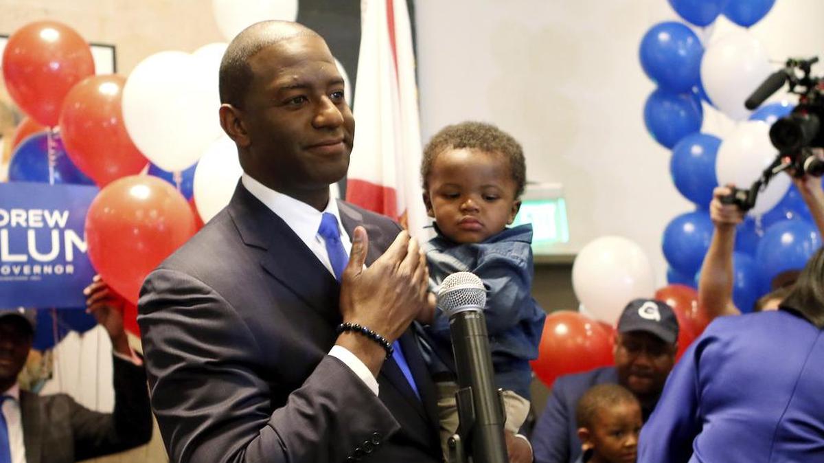 Andrew Gillum, alcalde de Tallahassee, con su hijo Jackson tras ganar la candidatura por el Partido Demócrata a la gobernación de Florida, el 28 de agosto.