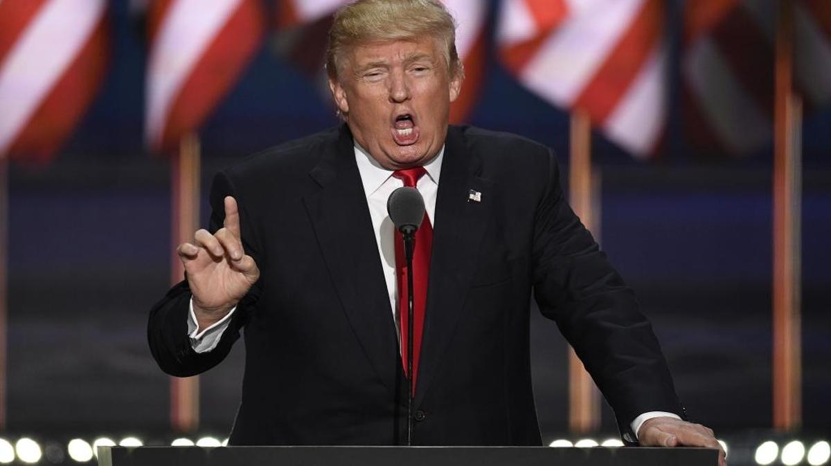 El candidato presidencial republicano Donald Trump habla durante el cierre de la convención nacional de su partido en Cleveland.