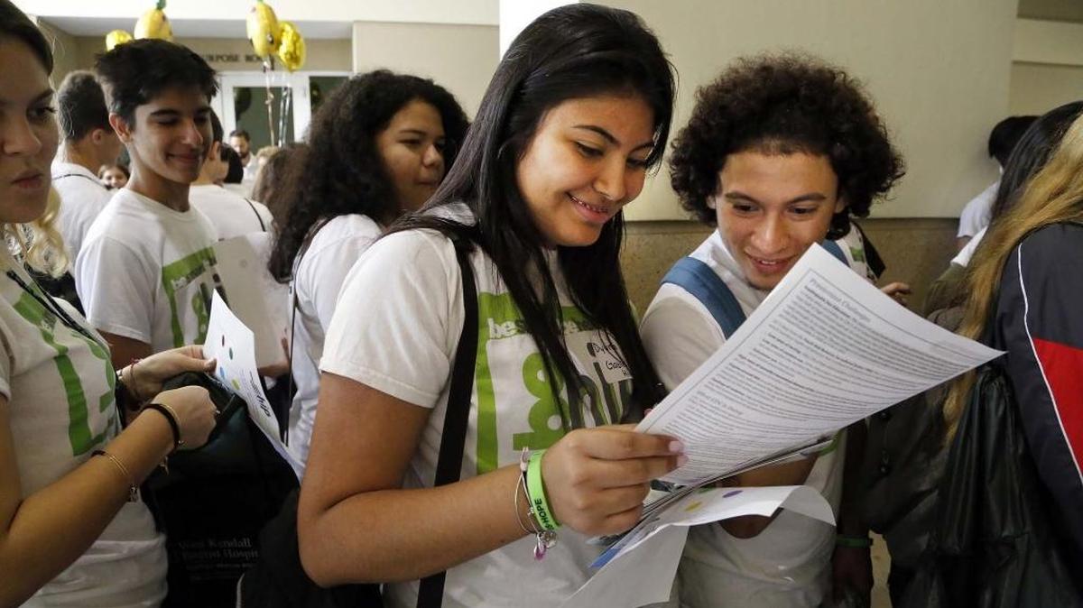 Estudiantes de Coral Gables High School revisan un material sobre salud.