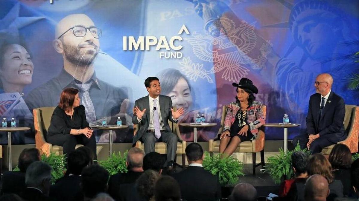 Un panel de debate sobre los ‘dreamers’ y el DACA moderadopor Ana Navarro (izq.), comentarista de CNN, y la participación de los representantes federales Carlos Curbelo (centro), Frederica Wilson y Ted Deutch, en la Universidad de Miami el 28 de noviembre.