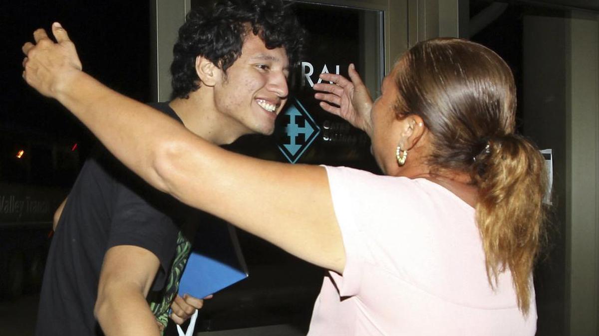 Francisco Galicia recibe un abrazo de su madre, Sanjuana Galicia, el miércoles 24 de julio de 2019, en la Estación Central de McAllen, Texas. Galicia, un ciudadano de Estados Unidos, fue detenido por más de tres semanas por autoridades de inmigración y fue liberado el martes, 23 de julio de 2019.