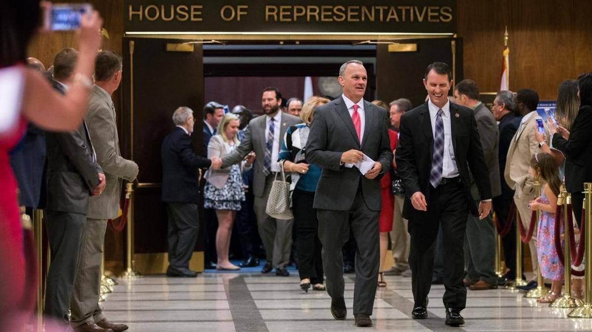El presidente de la Cámara de la Florida, Richard Corcoran (centro), y otros legisladores al final de la sesión legislativa, el 8 de mayo, en Tallahassee, Florida.