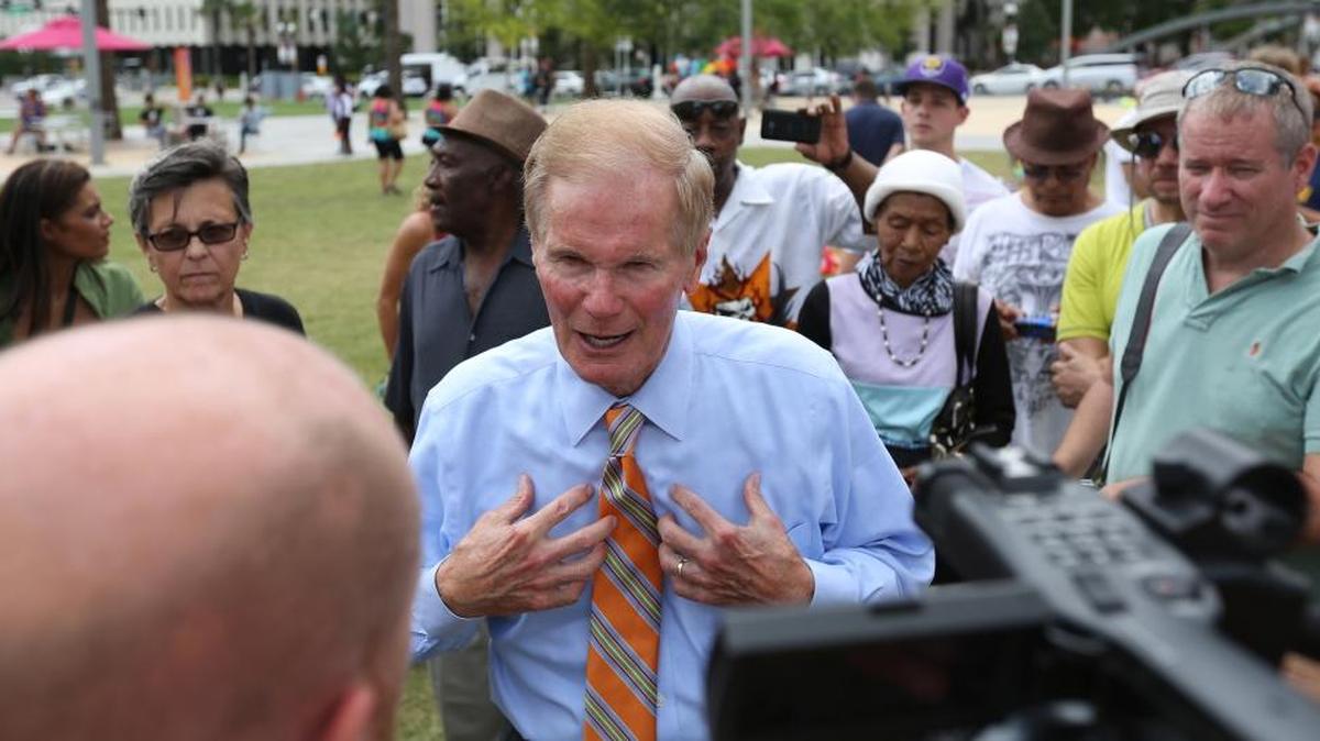 El senador Bill Nelson habla con la prensa después de prestar respetos a las víctimas de la masacre en el club Pulse, el jueves en el Dr. Phillips Center for the Performing Arts en Orlando.