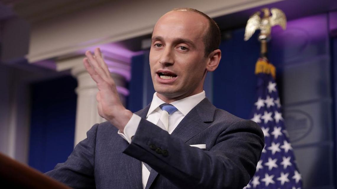 El asesor presidencial Stephen Miller habla con reporteros sobre un proyecto de ley para restringir la inmigración legal, respaldado por el presidente Donald Trump, en esta imagen de agosto de 2018. 
