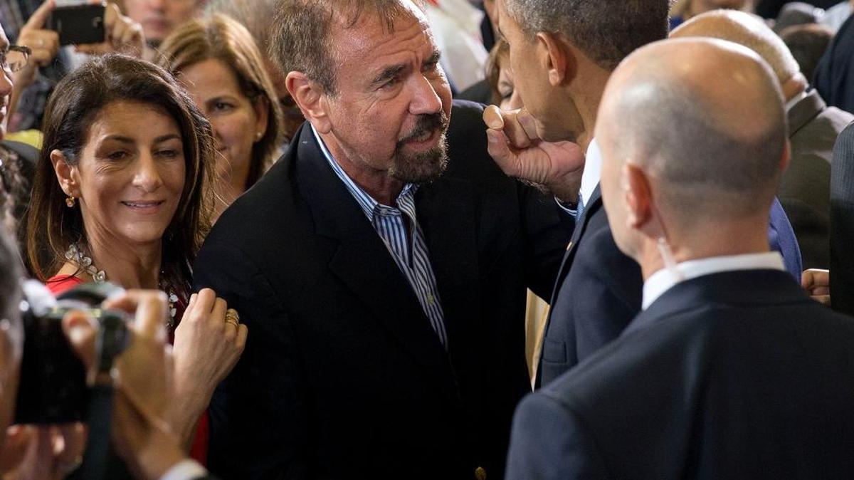 El urbanizador y filántropo Jorge Pérez, (centro) saluda al presidente Barack Obama en un encuentro para oportunidades de negocio el 21 de marzo del 2016, en La Cervecería, en La Habana.