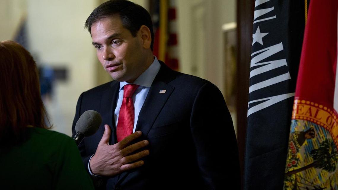 El senador Marco Rubio habla con la prensa afuera de su oficina en el Capitolio en Washington.