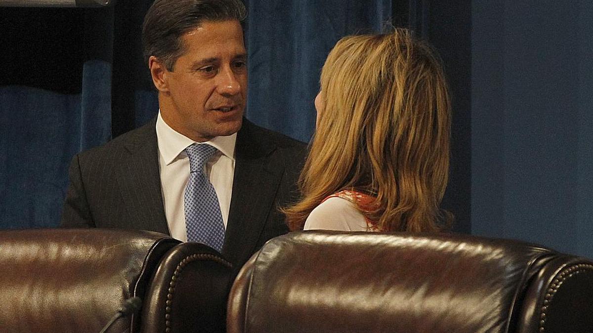 Alberto Carvalho, superintendente escolar de Miami-Dade, conversa con Marta Pérez, miembro de la Junta Escolar, en una reunión el 1 de marzo del 2018.
