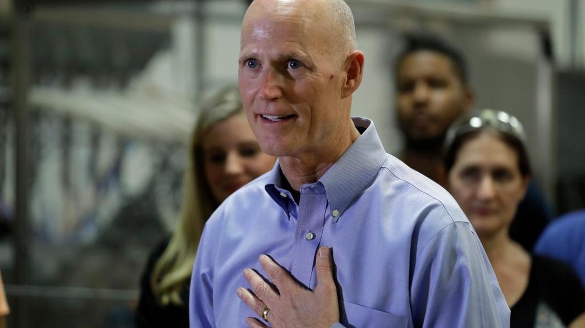 El gobernador de la Florida, Rick Scott, durante una visita a Beneficial Blends, el 25 de enero, en Tampa.
