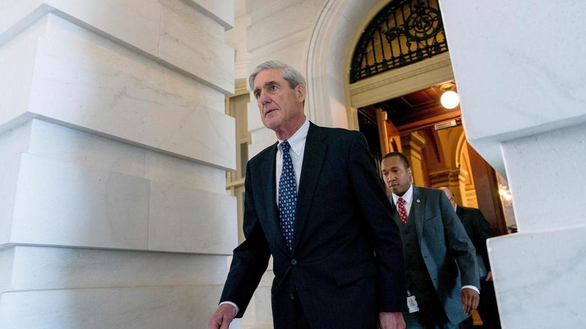 El fiscal especial Robert Mueller sale del Capitolio después de una reunión a puertas cerradas, en Washington D.C.