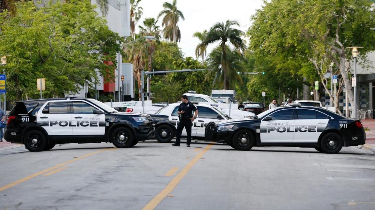 La Policía bloquea Lincoln Road en Miami Beach para garantizar la seguridad el día de Halloween, el 31 de octubre.